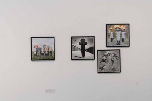 Claus Bach, aus der Serie: Kopfkörper, 1989, New Prints © Künstler, Ausstellungsansicht, An den Rändern taumelt das Glück. Die späte DDR in der Fotografie, BLMK Cottbus, 2025, Foto: Bernd Schönberger