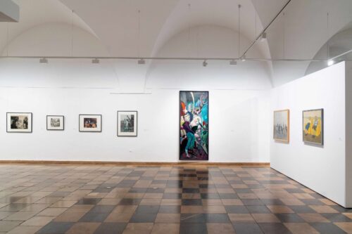 Ausstellungsansicht, Menschen und Milieus. Soziale Wirklichkeiten zwischen Distanz und Parteinahme, BLMK Frankfurt (Oder), 2025, Foto: Bernd Schönberger