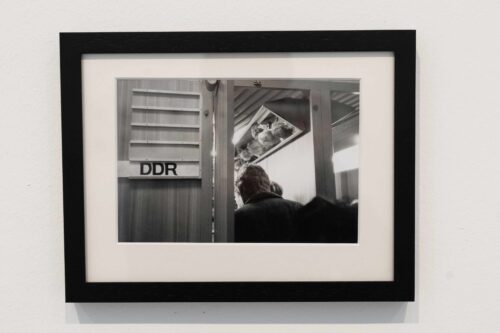 Gerhard Gäbler, Grenzübergang Friedrichstraße, Berlin, 11.11.1989, Fine Art Print © Künstler, Ausstellungsansicht, An den Rändern taumelt das Glück. Die späte DDR in der Fotografie, BLMK Cottbus, 2025, Foto: Bernd Schönberger
