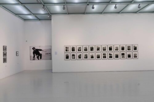 Ausstellungsansicht, An den Rändern taumelt das Glück. Die späte DDR in der Fotografie, BLMK Cottbus, 2025, Foto: Bernd Schönberger