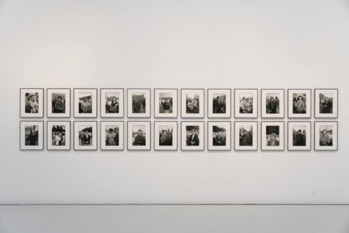 Christina Glanz, 24 Frauen, 1989-1991, Silbergelatineabzüge © Künstlerin, Ausstellungsansicht, An den Rändern taumelt das Glück. Die späte DDR in der Fotografie, BLMK Cottbus, 2025, Foto: Bernd Schönberger