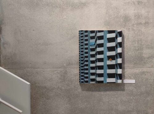 Ulf Raecke, Neubau Fassade, 1986, Öl auf Leinwand © VG Bild-Kunst, Bonn 2024, Ausstellungsansicht, Von W53 bis WBS 70: (ost)modern?! Utopien einer Zukunft der Vergangenheit, BLMK Cottbus, 2024, Foto: BLMK