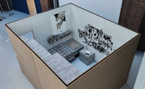 Jan Brokof, Jugendzimmer, 2005, aus der Serie: P2, Holzschnitt (Installation), Ausstellungsansicht, Von W53 bis WBS 70: (ost)modern?! Utopien einer Zukunft der Vergangenheit, BLMK Cottbus, 2024, Foto: BLMK