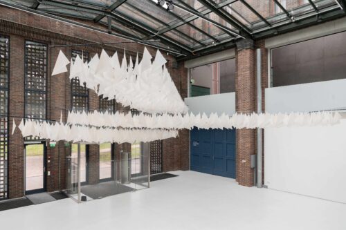 Alice Bahra, TRIO, 2025, Glasfaserstäbe, geflochtene Sehnen, Blei, gefaltete Transparentpapiere A3, Installationsansicht BLMK Cottbus, 2025 © Alice Bahra, Foto: Bernd Schönberger