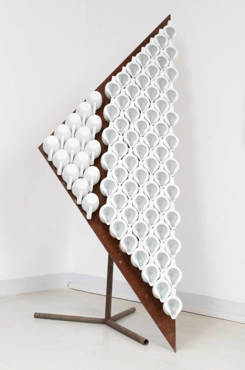 Alice Bahra, RAPPORT, 2025, Sahnekännchen, Porzellan auf Metallkonstruktion, Installationsansicht BLMK Cottbus, 2025 © Alice Bahra, Foto: Bernd Schönberger