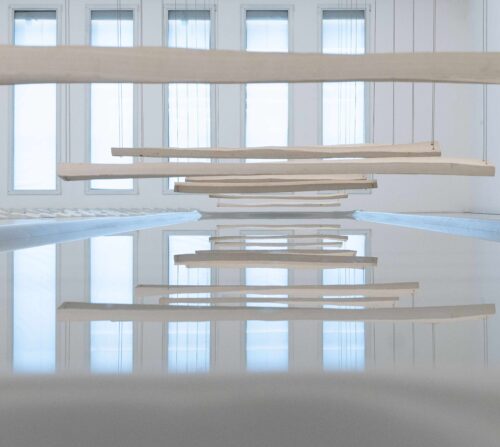 Alice Bahra, 14 Schaukeln (Detail), 1994/2025, Porzellan, Edelstahldraht, Installationsansicht BLMK Cottbus, 2025 © Alice Bahra, Foto: Bernd Schönberger