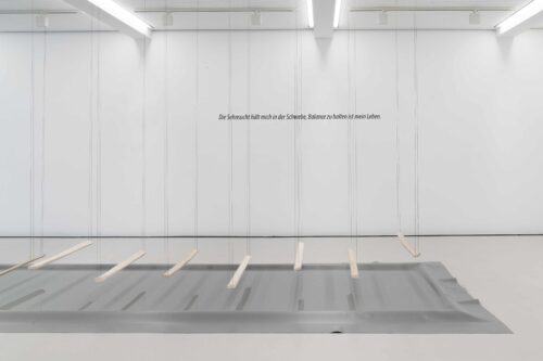 Alice Bahra, 14 Schaukeln, 1994/2025, Porzellan, Edelstahldraht, Installationsansicht BLMK Cottbus, 2025 © Alice Bahra, Foto: Bernd Schönberger