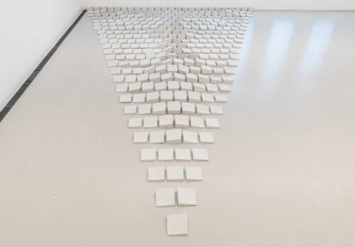 Alice Bahra, Umgebung, 1992/2025, Porzellansteine, Installationsansicht BLMK Cottbus, 2025 © Alice Bahra, Foto: Bernd Schönberger