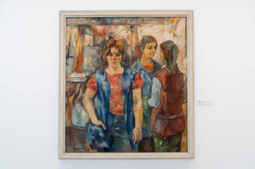 Rudolf Graf, Junge Sozialistin Bärbel Hahn, 1971, Öl auf Leinwand, Ausstellungsansicht, Unbeschreiblich weiblich. Frauenbilder in der DDR, BLMK Cottbus, 2025, Foto: Bernd Schönberger