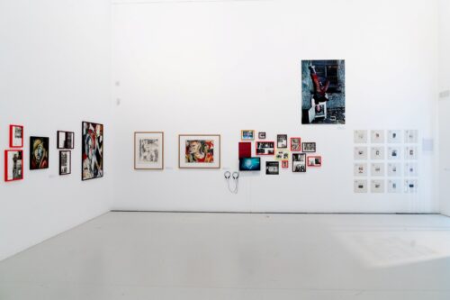 Ausstellungsansicht, Gegen den Strich oder die getanzte Wut. Punk/Rock in der späten DDR, BLMK Cottbus, 2025, Foto: Bernd Schönberger