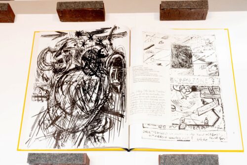 Veit Hofmann, Otto Sander Tischbein, Dieter Zimmermann, TELEFONKUNSTBUCH, 1989, Ausstellungsansicht, Sendung aus dem Gegen-Raum. Mail Art, Plakate und Faltrollos alternativer DDR-Kunstszenen, BLMK Cottbus, 2025, Foto: Bernd Schönberger