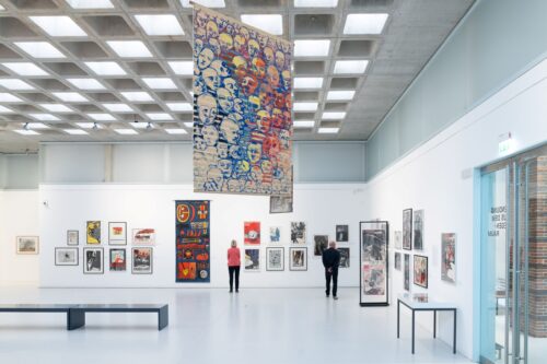Ausstellungsansicht, Sendung aus dem Gegen-Raum. Mail Art, Plakate und Faltrollos alternativer DDR-Kunstszenen, BLMK Cottbus, 2025, Foto: Bernd Schönberger