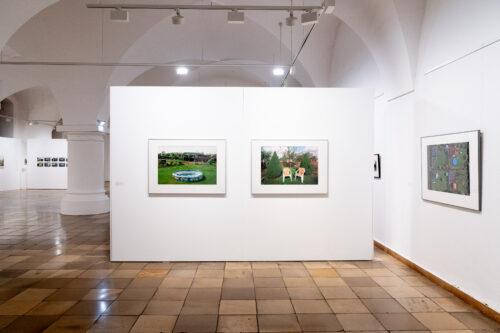 Helfried Strauß, aus der Serie: Schrebergärten, 1996-2001, Fine Art Print © Helfried Strauß, Ausstellungsansicht, Schrebergärten. Streifzüge durch einen Mikrokosmos, BLMK Frankfurt (Oder), 2025, Foto: Bernd Schönberger