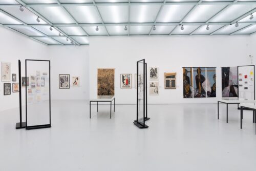 Ausstellungsansicht, Sendung aus dem Gegen-Raum. Mail Art, Plakate und Faltrollos alternativer DDR-Kunstszenen, BLMK Cottbus, 2025, Foto: Bernd Schönberger