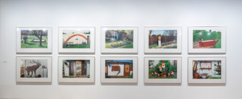 Helfried Strauß, aus der Serie: Schrebergärten, 1996-2001, Fine Art Print © Helfried Strauß, Ausstellungsansicht, Schrebergärten. Streifzüge durch einen Mikrokosmos, BLMK Frankfurt (Oder), 2025, Foto: Bernd Schönberger