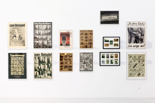 Ausstellungsansicht, Sendung aus dem Gegen-Raum. Mail Art, Plakate und Faltrollos alternativer DDR-Kunstszenen, BLMK Cottbus, 2025, Foto: Bernd Schönberger