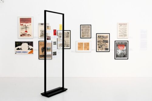 Ausstellungsansicht, Sendung aus dem Gegen-Raum. Mail Art, Plakate und Faltrollos alternativer DDR-Kunstszenen, BLMK Cottbus, 2025, Foto: Bernd Schönberger