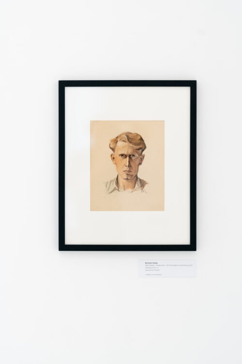 Bernhard Heisig, Selbstportrait, 1946, Aquarell auf Papier, Ausstellungsansicht, Von Krieg, Alltäglichkeiten und anderen Miseren. Handzeichnungen von Bernhard Heisig, BLMK Cottbus, 2025, Foto: Bernd Schönberger
