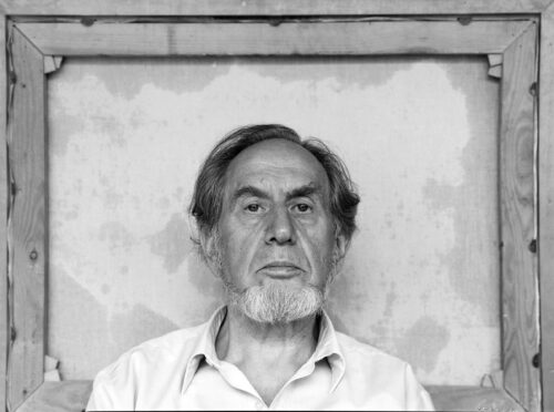 Ludwig Rauch, Porträt von Bernhard Heisig in seinem Atelier in Strodehne vor einer Leinwand von Max Beckmann, 1992 © Ludwig Rauch
