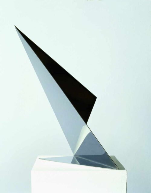 Hermann Glöckner, Räumliche Brechung eines Rechtecks, 1955, Messing © VG Bild-Kunst, Bonn 2025, Foto: Archiv BLMK