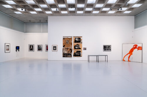 Ausstellungsansicht, Über Schatten Springen. Die Tänzerin Fine Kwiatkowski, BLMK Cottbus, 2025, Foto: Bernd Schönberger