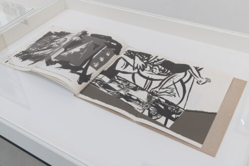 Lutz Dammbeck, Günther Firit, Hans-Hendrik Grimmling, Frieder Heinze, Günther Huniat, Olaf Wegewitz, 1. Leipziger Herbstsalon, 1984, Siebdruck, Ausstellungsansicht, Über Schatten Springen. Die Tänzerin Fine Kwiatkowski, BLMK Cottbus, 2025, Foto: Bernd Schönberger