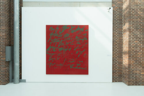 Mona Höke, o. T., 2025, Mischtechnik auf Leinwand © Mona Höke, Ausstellungsansicht, Über Schatten Springen. Die Tänzerin Fine Kwiatkowski, BLMK Cottbus, 2025, Foto: Bernd Schönberger