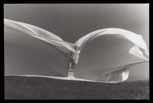 Heike Stephan, Galgenhügel – Trigonometrischer Punkt, Seide ´83 (recto), 1983, aus: schaden Nr. 12, 1986 © Heike Stephan, Foto: BLMK