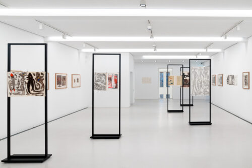 Ausstellungsansicht, Die Tage waren gezählt. Künstlerbücher und -zeitschriften mit Originalgrafik und Fotografie aus der späten DDR und Ostdeutschland, BLMK Cottbus, 2025, Foto: Bernd Schönberger