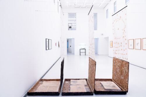 Ausstellungsansicht, Die Tage waren gezählt. Künstlerbücher und -zeitschriften mit Originalgrafik und Fotografie aus der späten DDR und Ostdeutschland, BLMK Cottbus, 2025, Foto: Bernd Schönberger