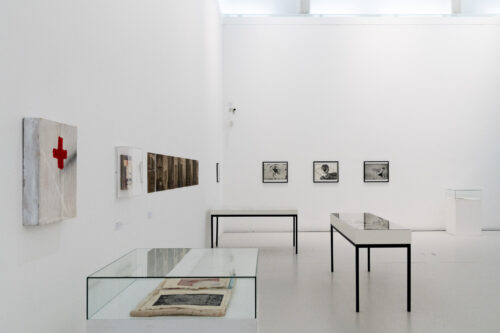 Ausstellungsansicht, Die Tage waren gezählt. Künstlerbücher und -zeitschriften mit Originalgrafik und Fotografie aus der späten DDR und Ostdeutschland, BLMK Cottbus, 2025, Foto: Bernd Schönberger