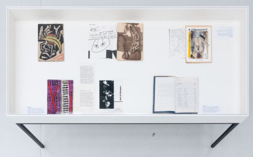 Ausstellungsansicht, Die Tage waren gezählt. Künstlerbücher und -zeitschriften mit Originalgrafik und Fotografie aus der späten DDR und Ostdeutschland, BLMK Cottbus, 2025, Foto: Bernd Schönberger