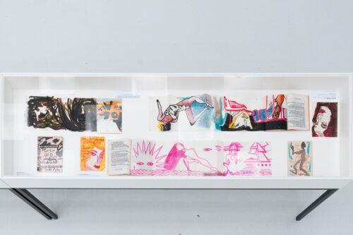 Ausstellungsansicht, Die Tage waren gezählt. Künstlerbücher und -zeitschriften mit Originalgrafik und Fotografie aus der späten DDR und Ostdeutschland, BLMK Cottbus, 2025, Foto: Bernd Schönberger