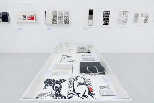 Ausstellungsansicht, Die Tage waren gezählt. Künstlerbücher und -zeitschriften mit Originalgrafik und Fotografie aus der späten DDR und Ostdeutschland, BLMK Cottbus, 2025, Foto: Bernd Schönberger