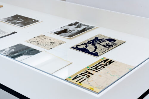 Ausstellungsansicht, Die Tage waren gezählt. Künstlerbücher und -zeitschriften mit Originalgrafik und Fotografie aus der späten DDR und Ostdeutschland, BLMK Cottbus, 2025, Foto: Bernd Schönberger