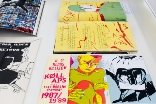 Ausstellungsansicht, Die Tage waren gezählt. Künstlerbücher und -zeitschriften mit Originalgrafik und Fotografie aus der späten DDR und Ostdeutschland, BLMK Cottbus, 2025, Foto: Bernd Schönberger