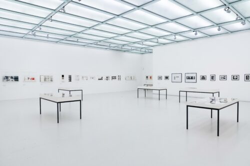 Ausstellungsansicht, Die Tage waren gezählt. Künstlerbücher und -zeitschriften mit Originalgrafik und Fotografie aus der späten DDR und Ostdeutschland, BLMK Cottbus, 2025, Foto: Bernd Schönberger