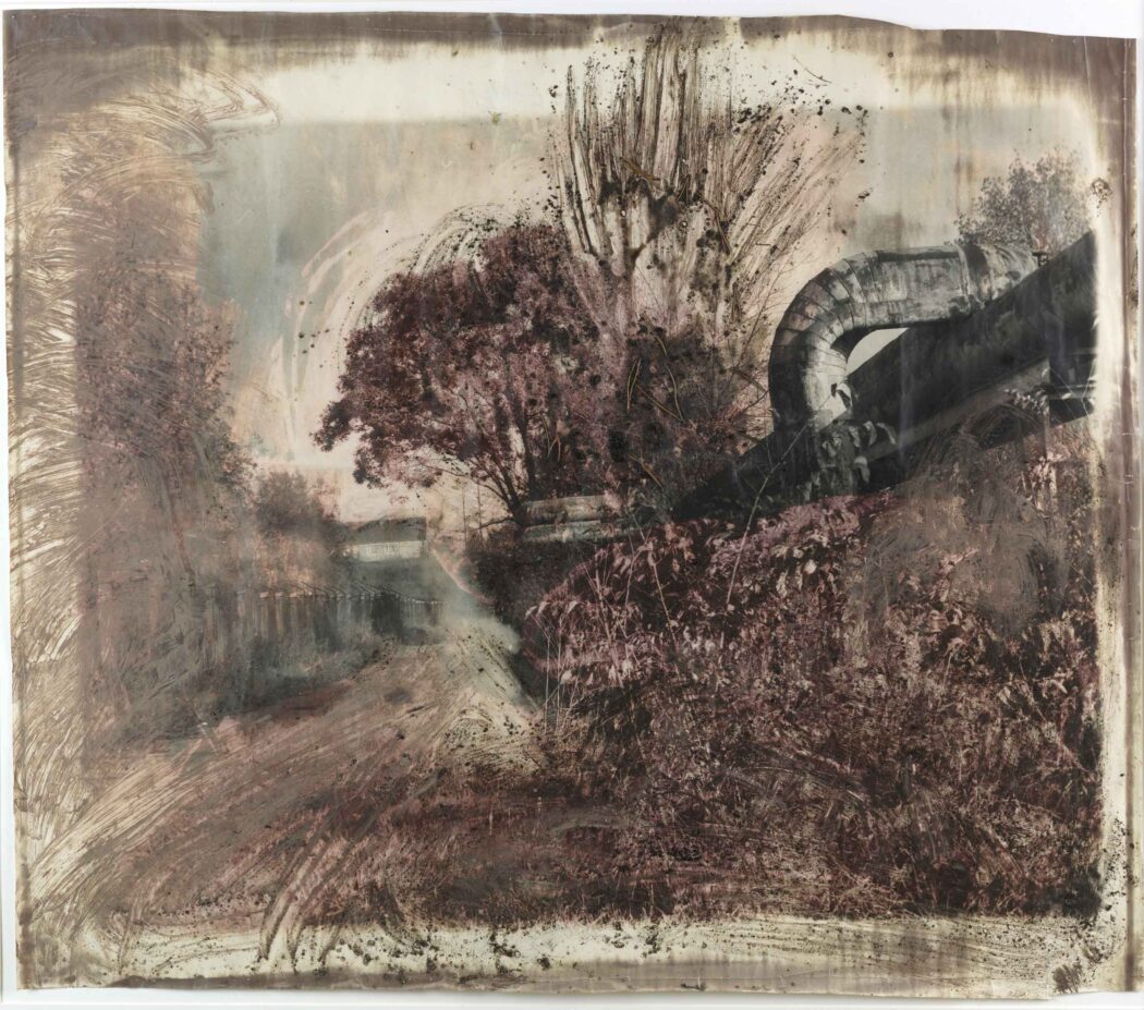 Klaus Elle, Aschgraue Erinnerung an L., 1987, Fotografie, getönt auf Fotoleinen, Asche, Waschpulver, Kohle, Leim © Klaus Elle